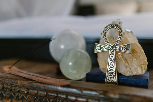 Ankh-Symbol Ankh mit drei verschiedenen Heilsteinen