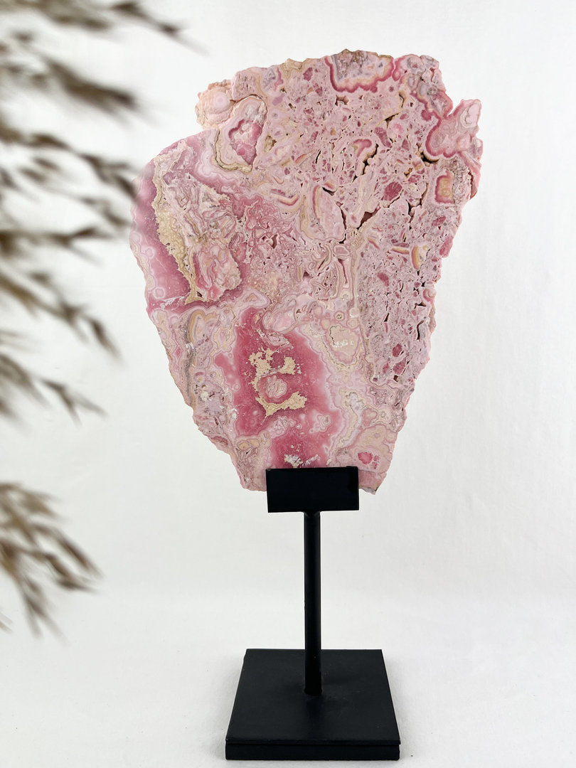 Rhodochrosit Scheibe auf Ständer XL