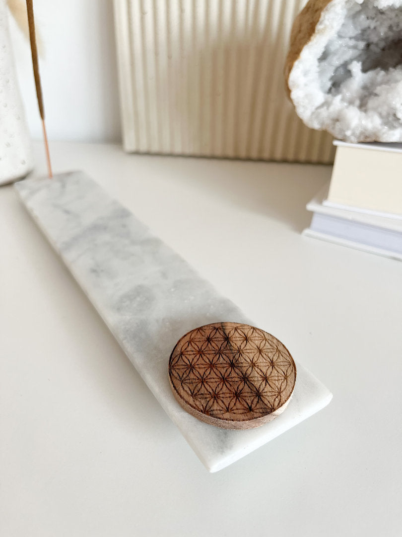Räucherstäbchenhalter aus Marmor und Holz mit der Blume des Lebens