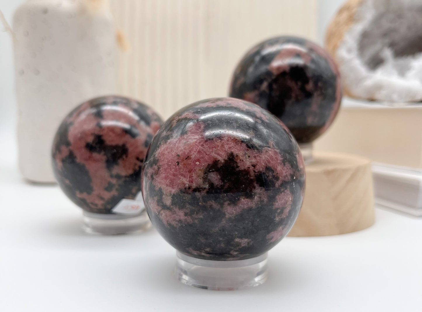 Kraftvolle Rhodonit Kugel inkl. Ständer