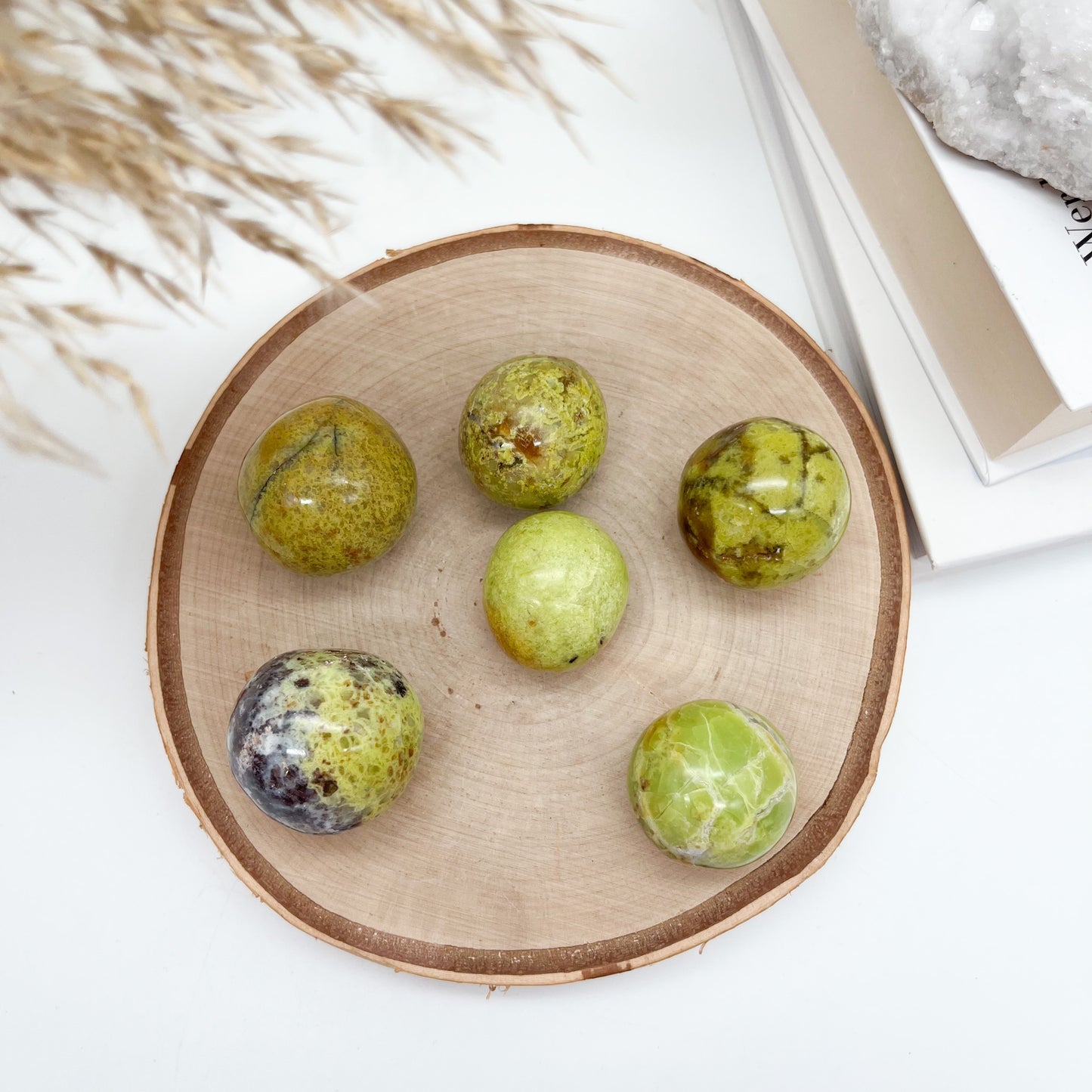 Grüner Opal Trommelstein