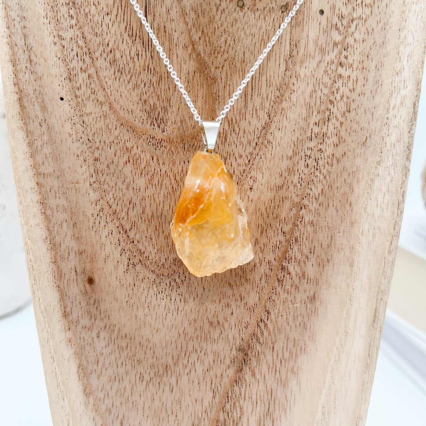 "Golden Healer" Rohstein-Anhänger mit silberfarbener Öse