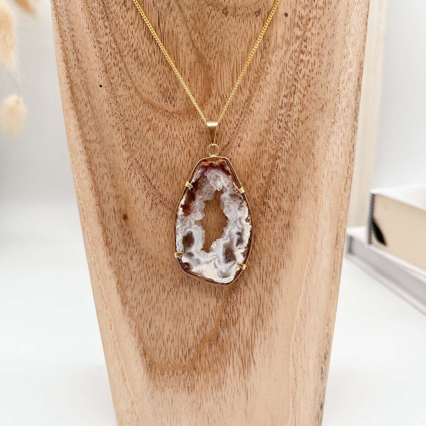 Erdender Anhänger Achat-Geode, goldfarben 🌱🤎