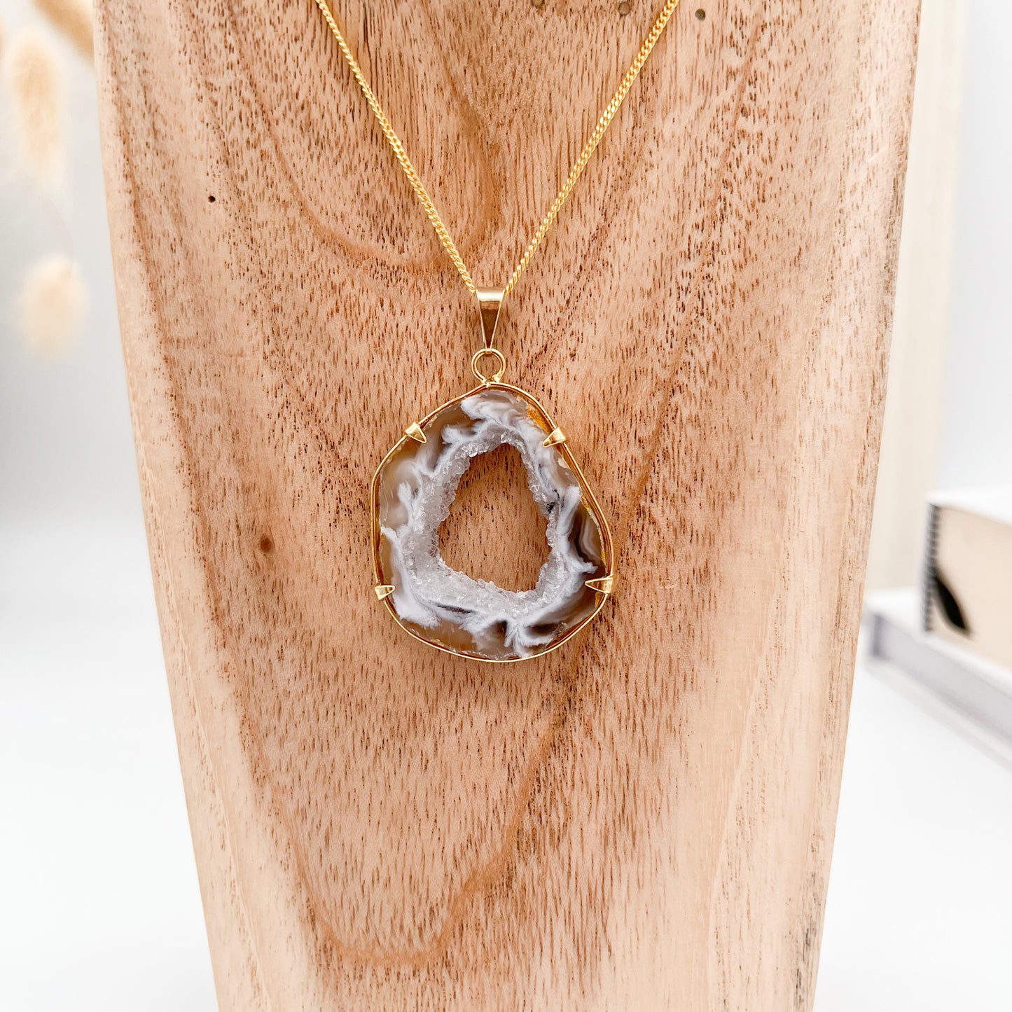 Erdender Anhänger Achat-Geode, goldfarben 🌱🤎