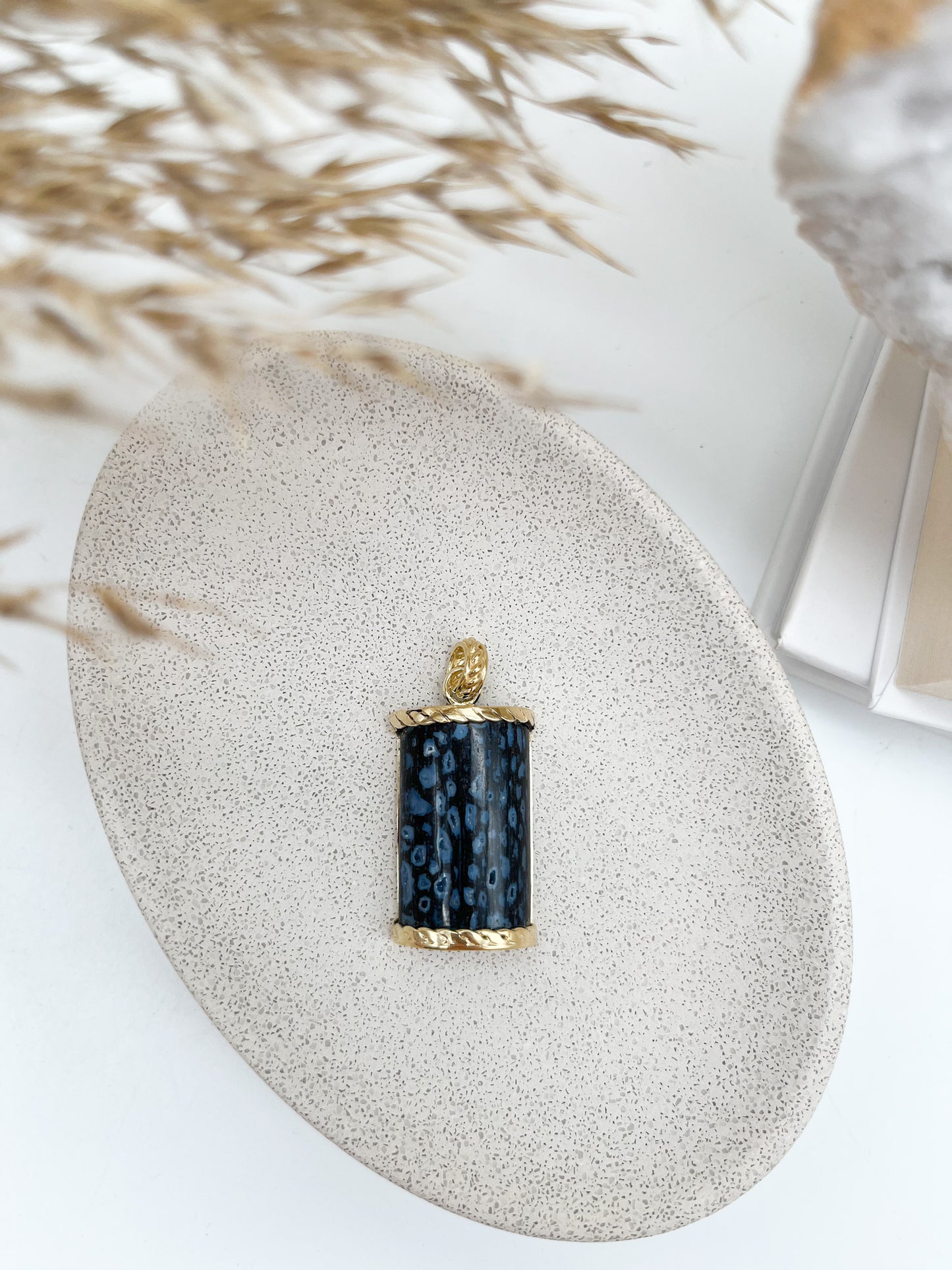 Exklusiver💙 Anhänger aus versteinertem Palmenholz, sorgt für 😊Zufriedenheit u. das Erreichen von Zielen