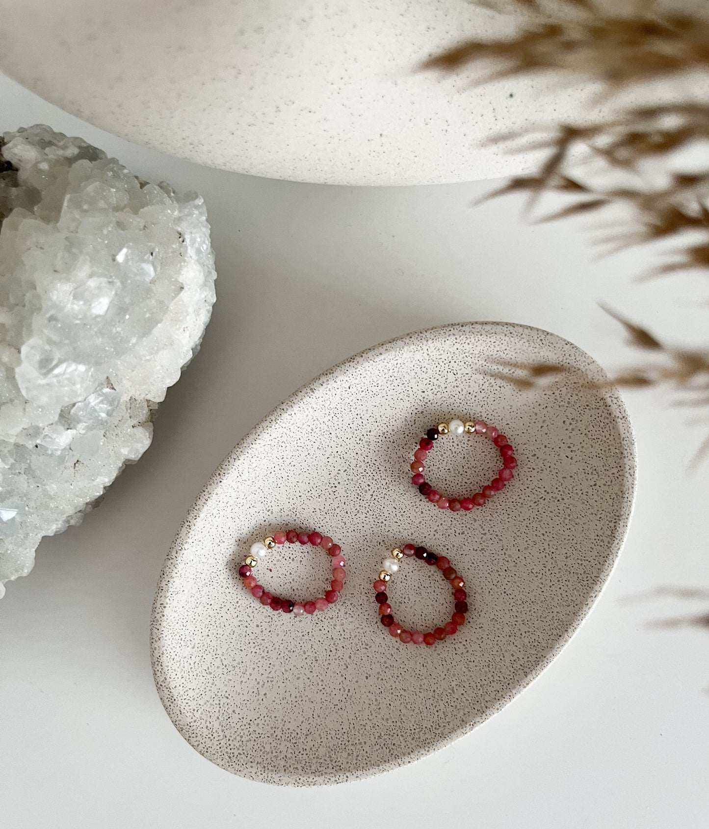 Elastikringe in verschiedenen Steinsorten mit Perle und goldfarbenen Elementen