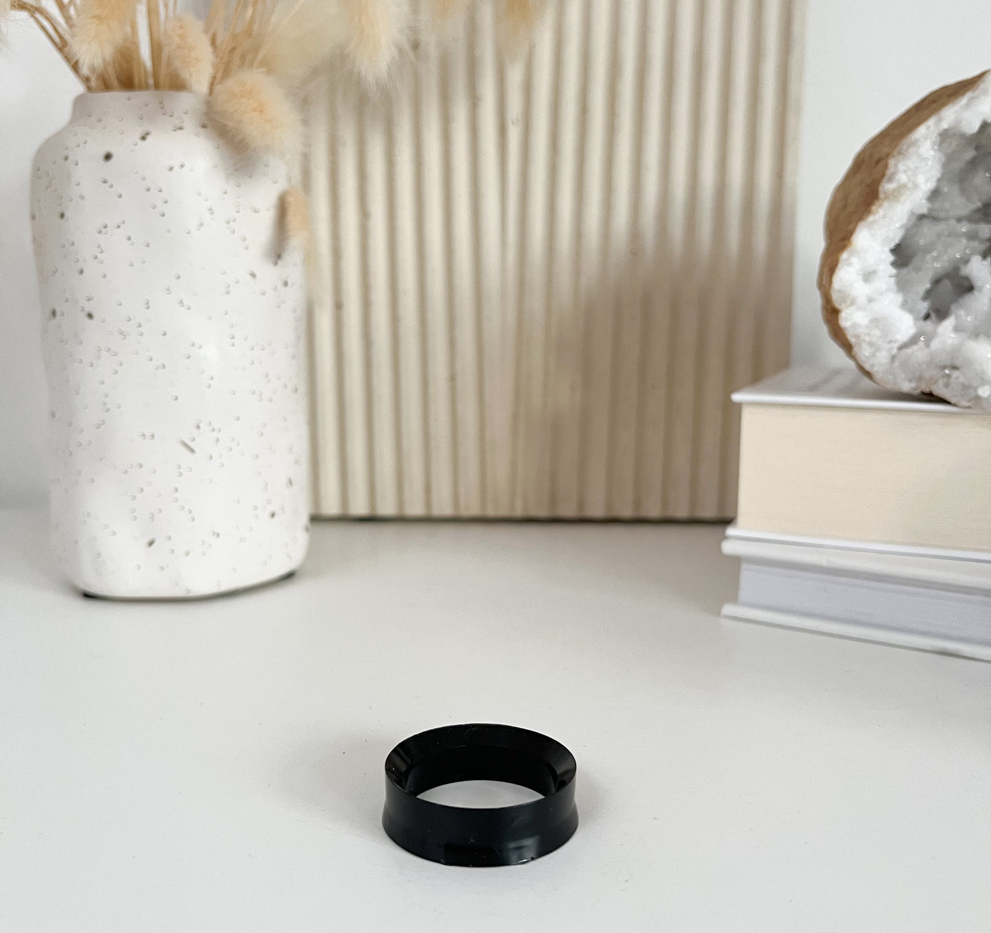 Kugelständer aus Acryl "Ring" schwarz