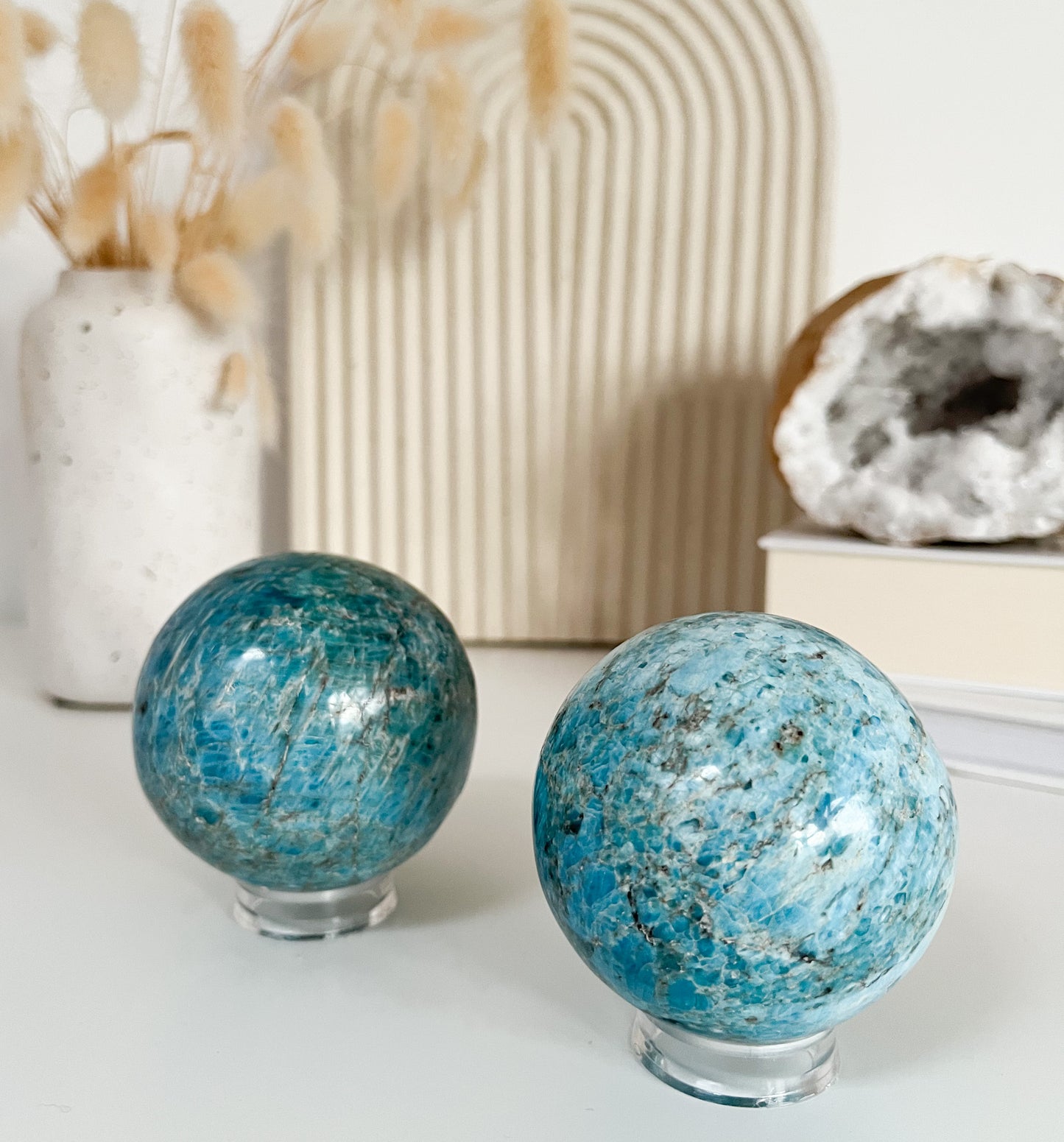 Blaue Apatit Kugel, inkl. Halter