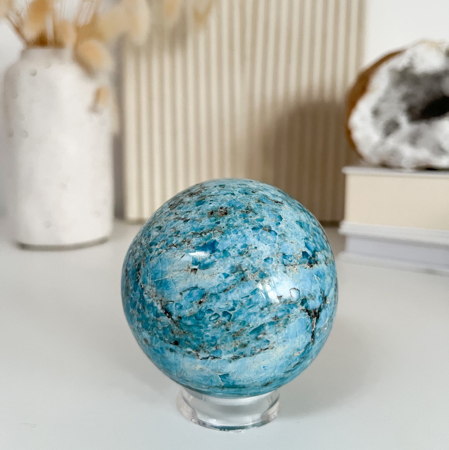 Blaue Apatit Kugel, inkl. Halter