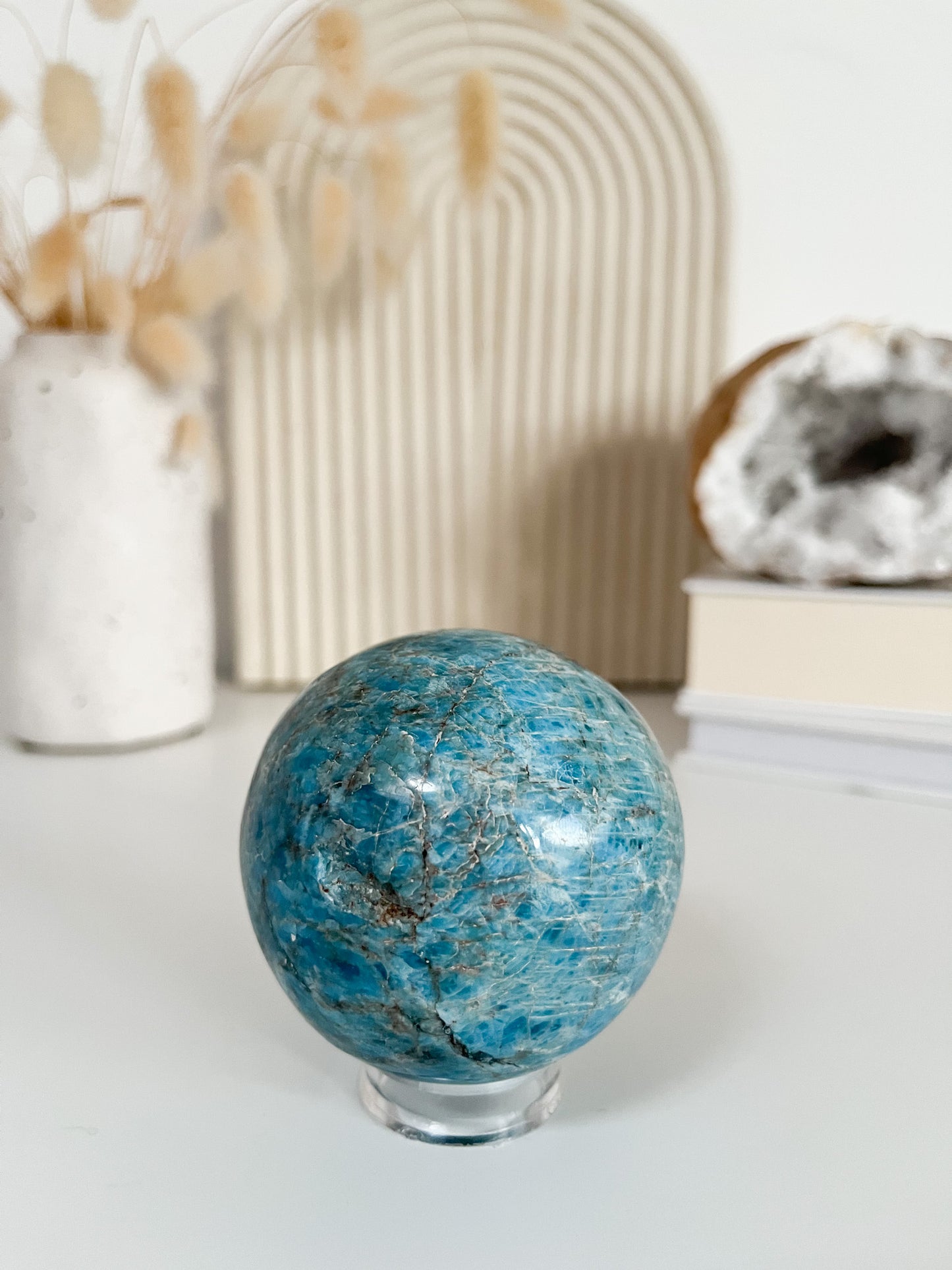 Blaue Apatit Kugel, inkl. Halter