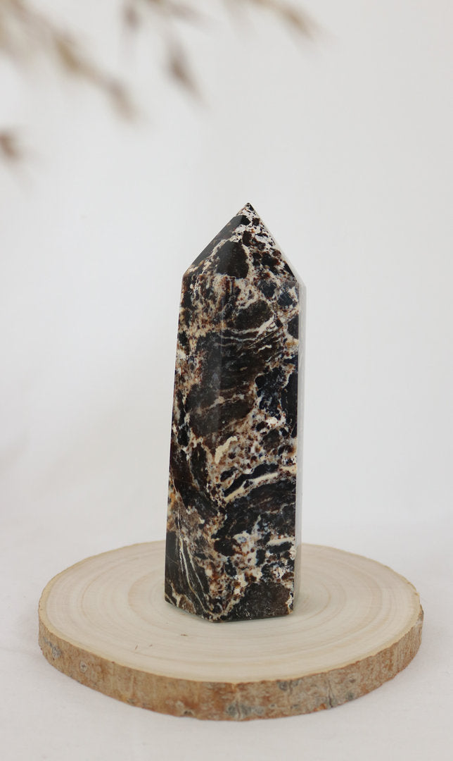 Toller Obelisk aus braun-schwarzem Opal Gr. XXL