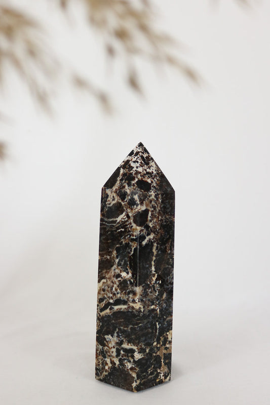 Toller Obelisk aus braun-schwarzem Opal Gr. XXL