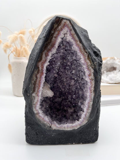 Amethyst Druse mit Calcit