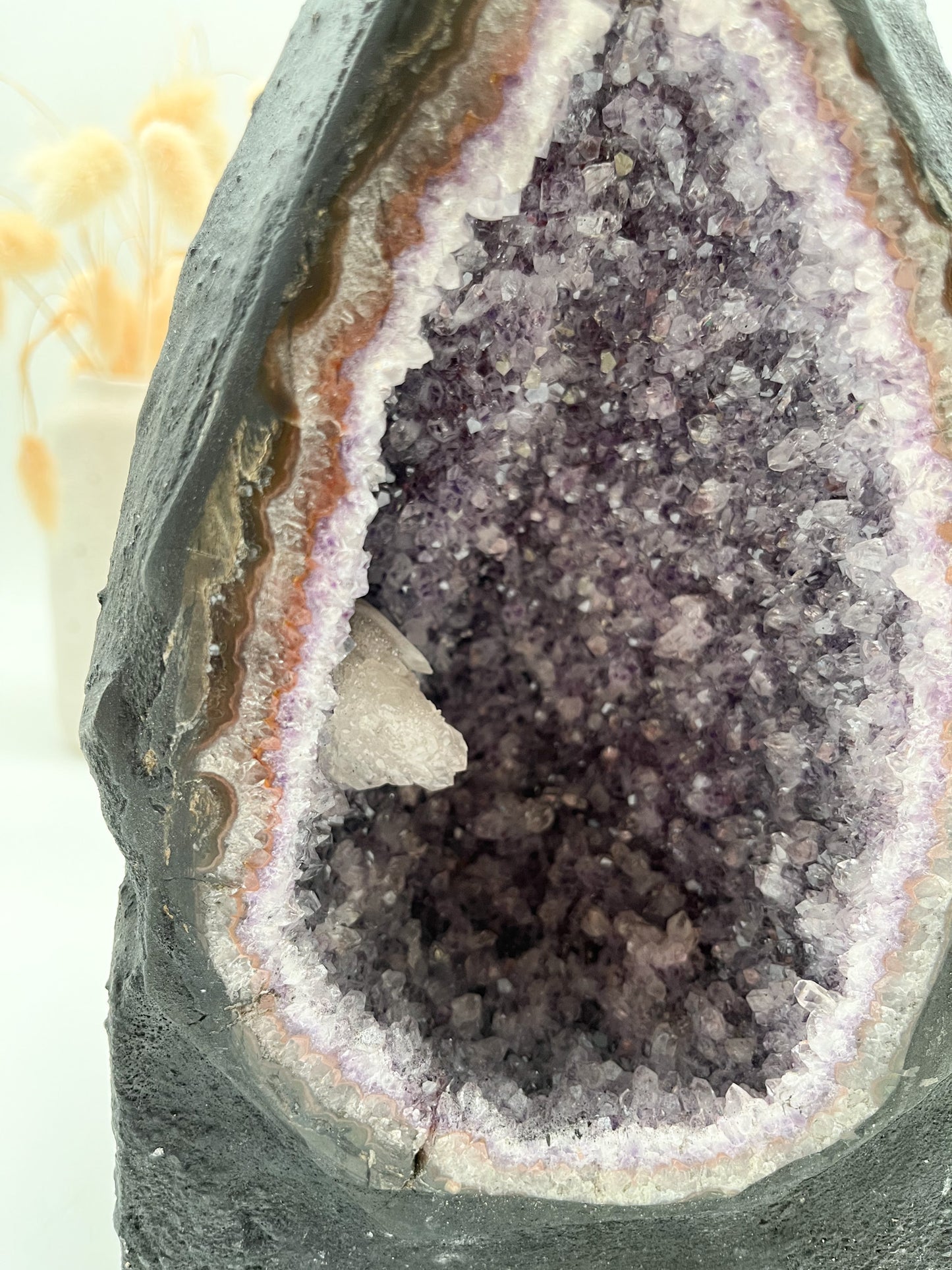 Amethyst Druse mit Calcit