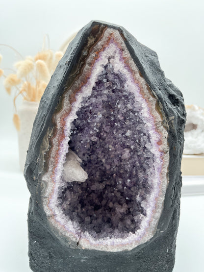 Amethyst Druse mit Calcit