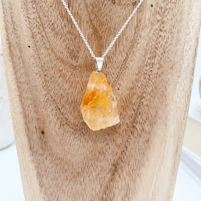 "Golden Healer" Rohstein-Anhänger mit silberfarbener Öse