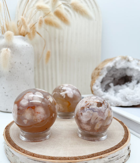 Schöne Kirschblütenchalcedon Kugel für Selbstliebe & Neuanfang 🌸