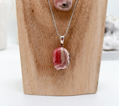 Schöner Rhodochrosit 🩷Anhänger mit silberfarbener Kette, perfekt für das Thema "Inneres Kind"💫