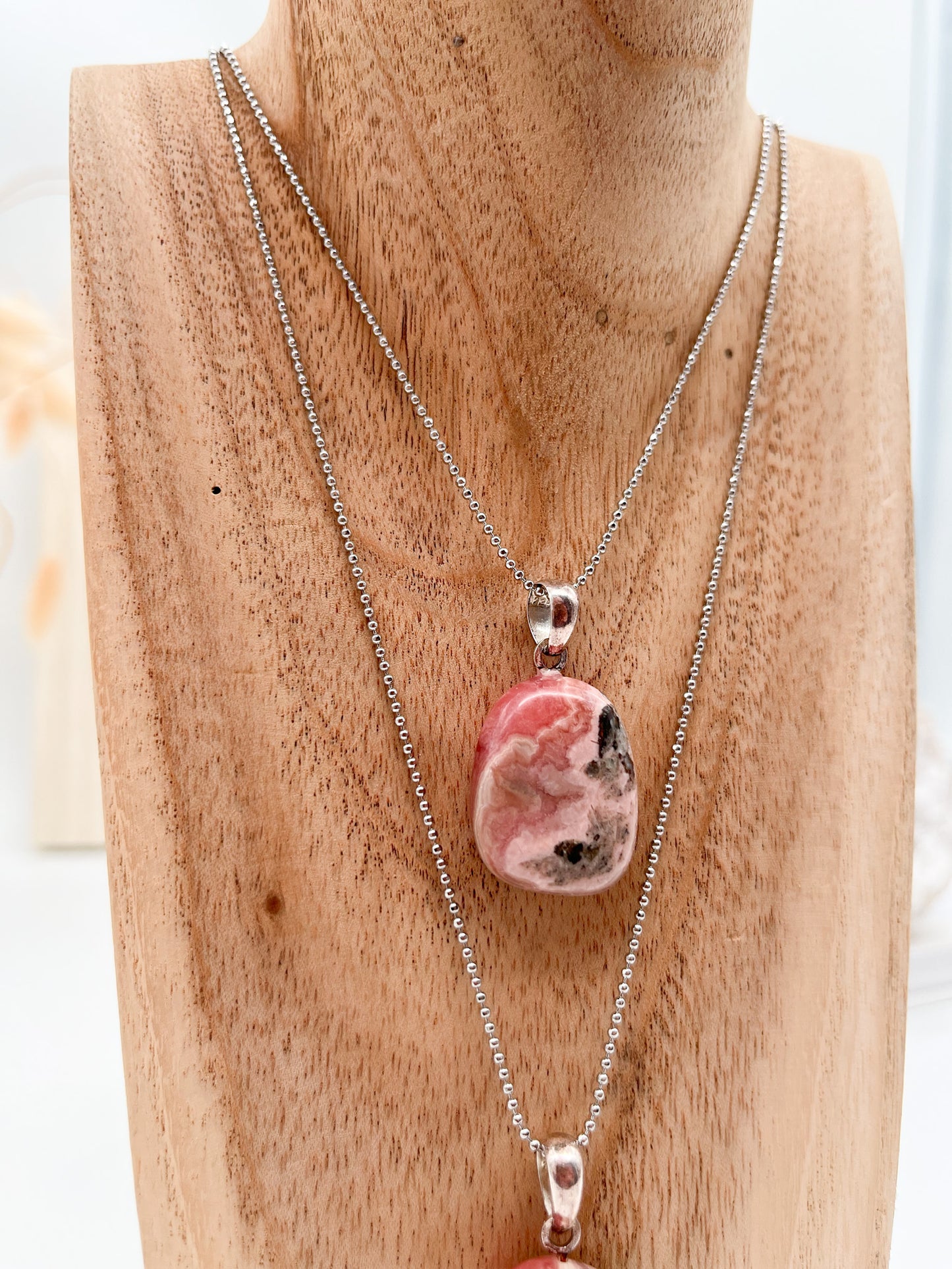 Schöner Rhodochrosit 🩷Anhänger mit silberfarbener Kette, perfekt für das Thema "Inneres Kind"💫