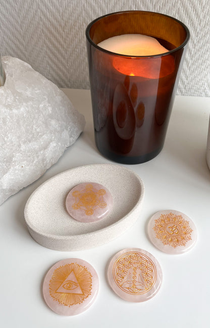 Gravierte Rosenquarzscheiben mit verschiedenen Symbolen