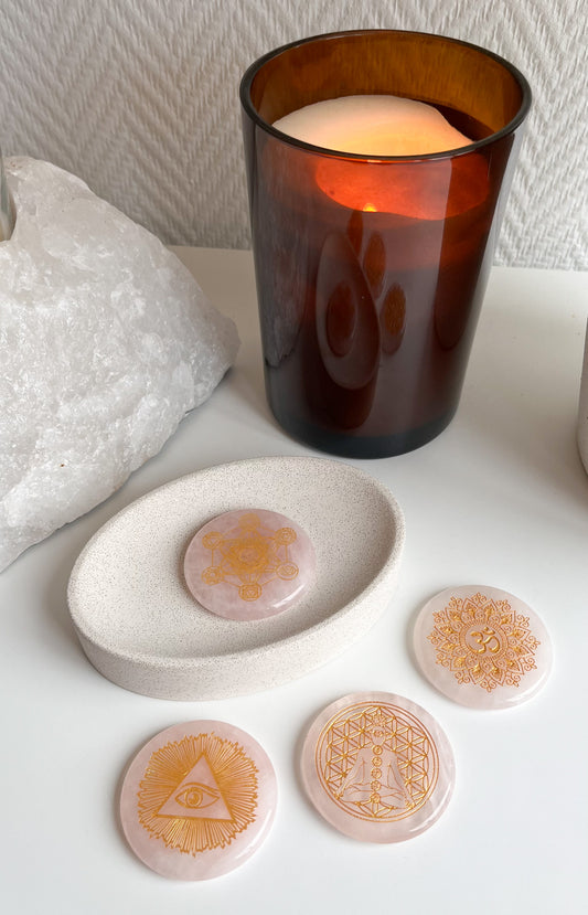 Gravierte Rosenquarzscheiben mit verschiedenen Symbolen