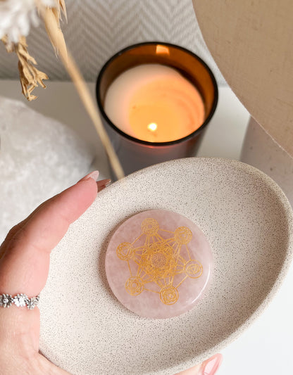 Gravierte Rosenquarzscheiben mit verschiedenen Symbolen