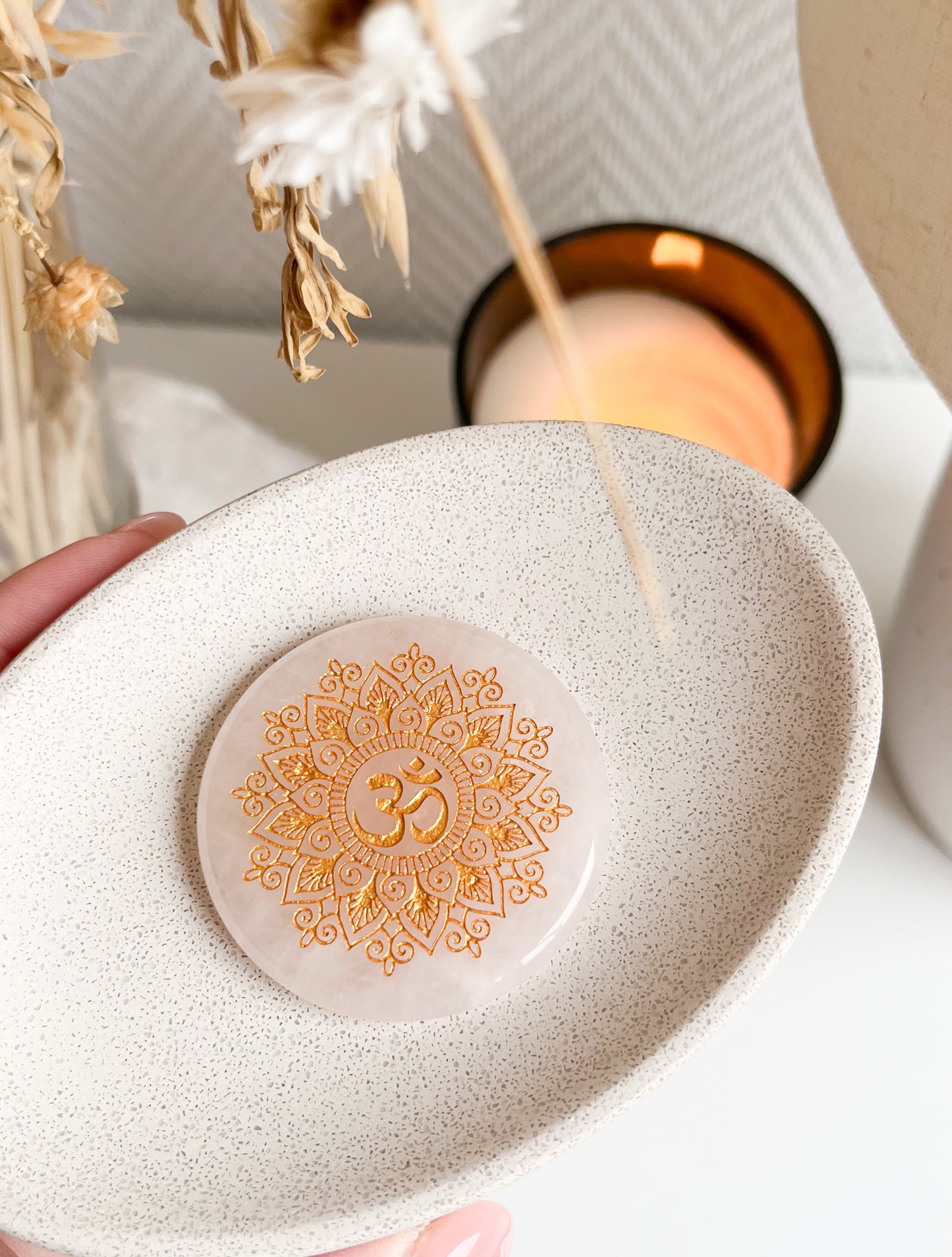 Gravierte Rosenquarzscheiben mit verschiedenen Symbolen