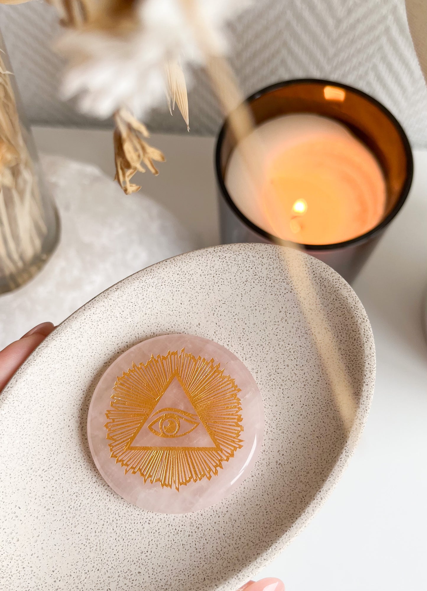 Gravierte Rosenquarzscheiben mit verschiedenen Symbolen