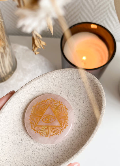 Gravierte Rosenquarzscheiben mit verschiedenen Symbolen