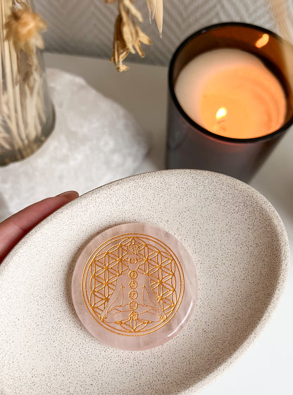 Gravierte Rosenquarzscheiben mit verschiedenen Symbolen