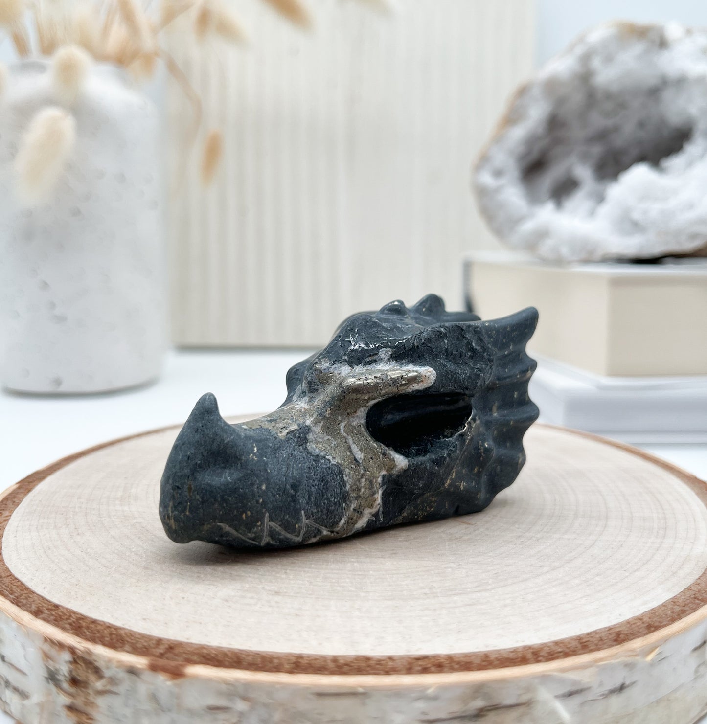 Toller Drachenkopf 🐉aus Schiefer mit Pyrit und Quarz, sorgt für innere Klarheit 💫u. Selbsterkenntnis