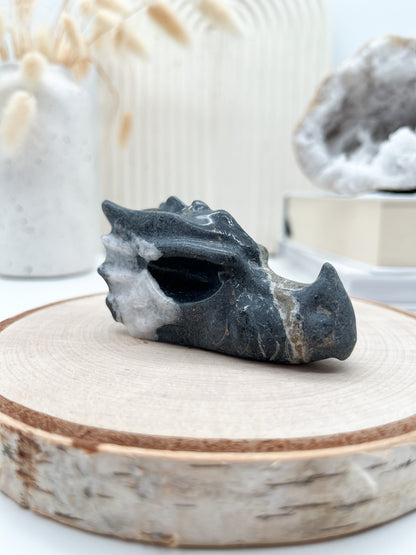 Toller Drachenkopf 🐉aus Schiefer mit Pyrit und Quarz, sorgt für innere Klarheit 💫u. Selbsterkenntnis