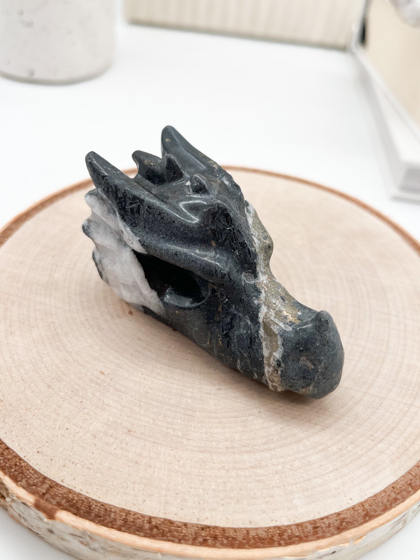 Toller Drachenkopf 🐉aus Schiefer mit Pyrit und Quarz, sorgt für innere Klarheit 💫u. Selbsterkenntnis