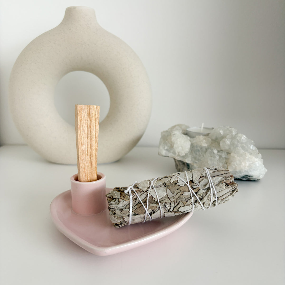 Schöner, rosafarbener Palo Santo Halter aus Keramik in Herzform 🩷