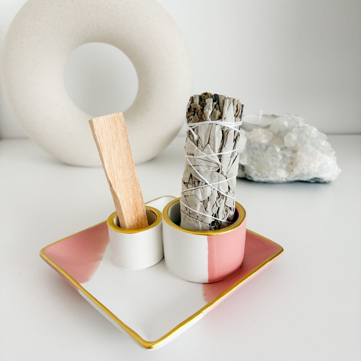 Edler Halter für Palo Santo und Smudge- Bündel aus Keramik, in den Farben Weiß-Rosa-Gold