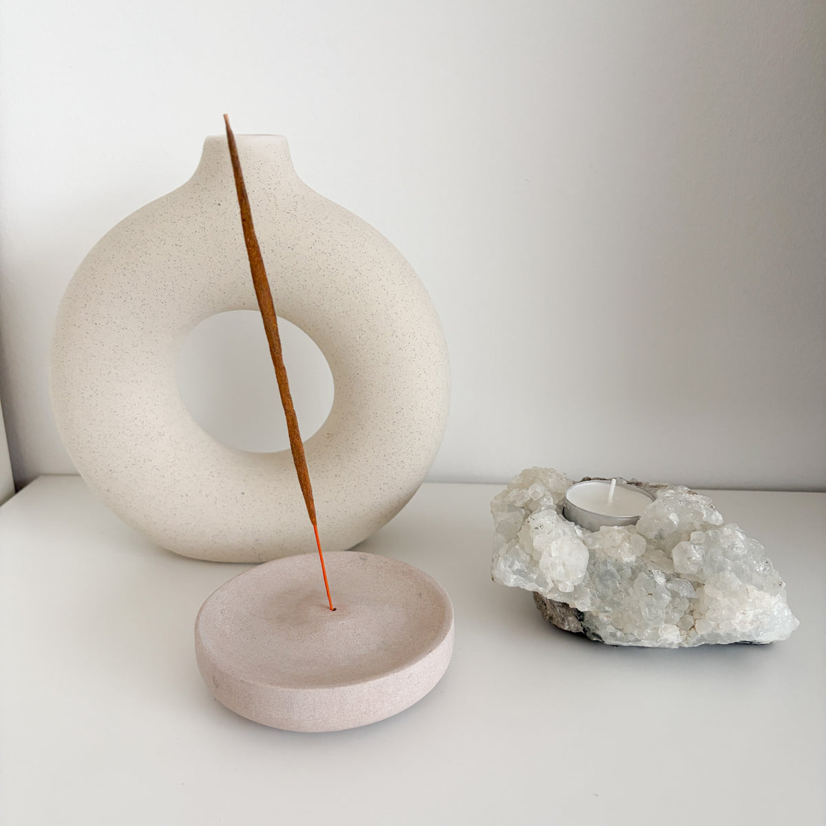 Räucherstäbchenhalter aus rosa Sandstein