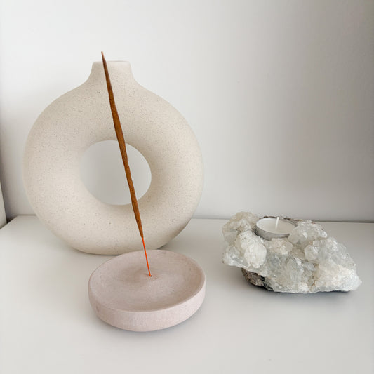 Räucherstäbchenhalter aus rosa Sandstein