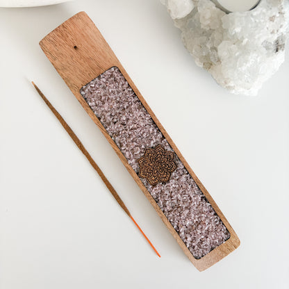 Schöner Räucherstäbchenhalter aus Mangoholz mit 🩷Rosenquarz Edelsteinsplittern