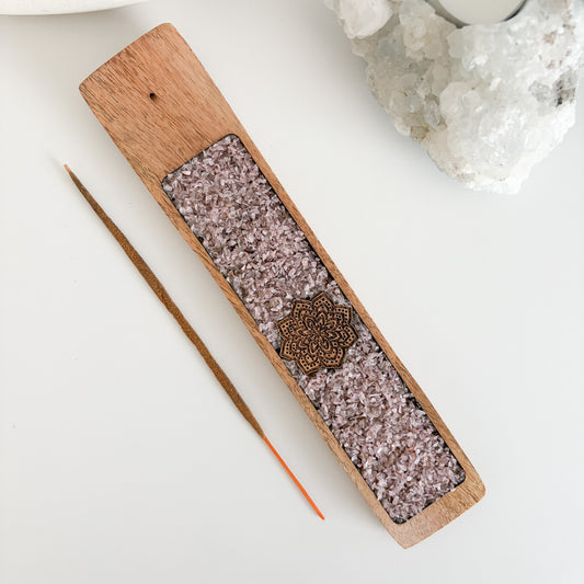 Schöner Räucherstäbchenhalter aus Mangoholz mit 🩷Rosenquarz Edelsteinsplittern