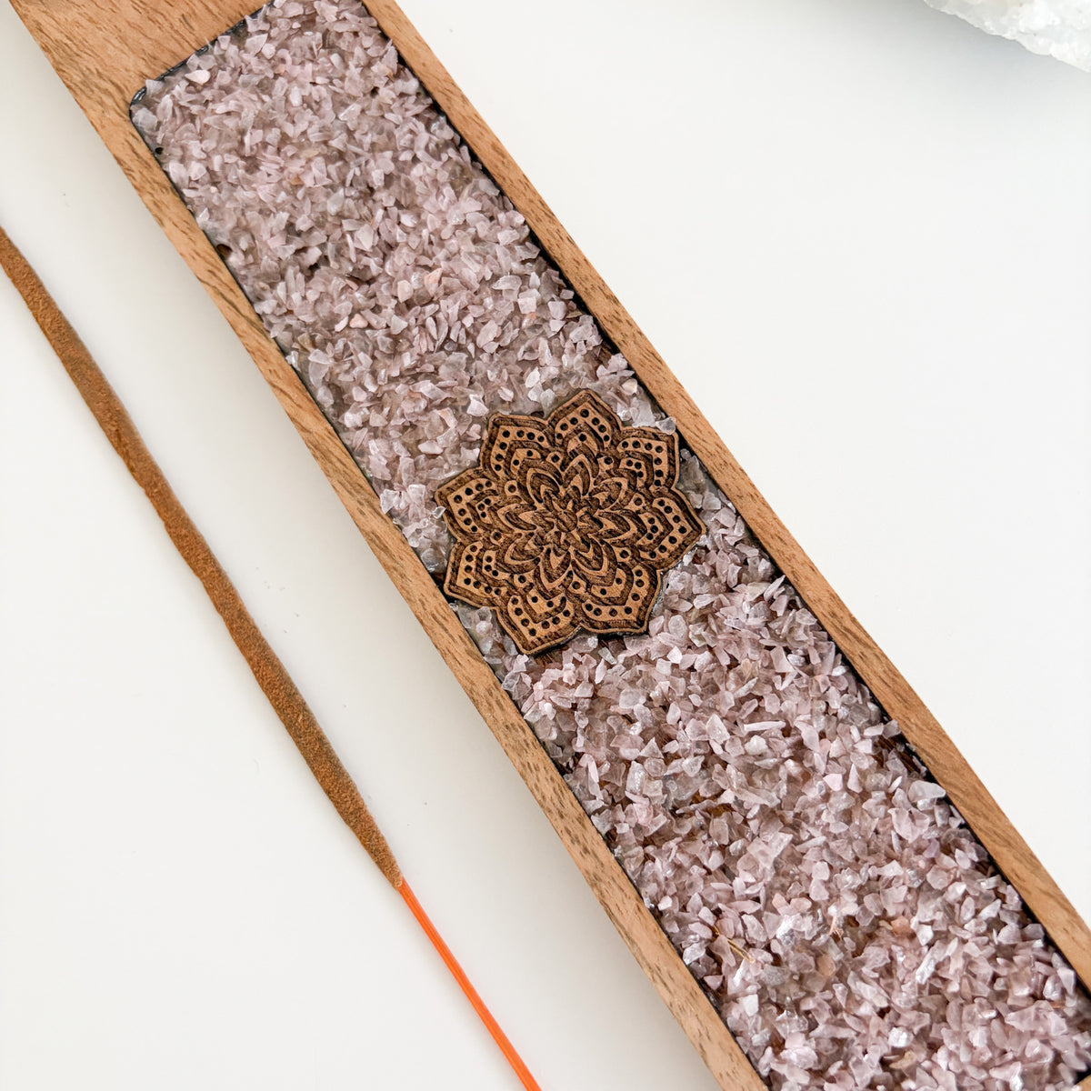 Schöner Räucherstäbchenhalter aus Mangoholz mit 🩷Rosenquarz Edelsteinsplittern