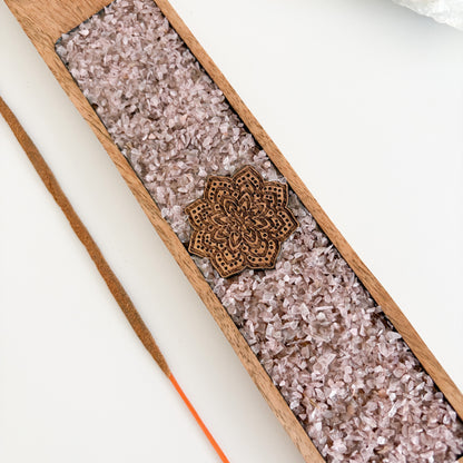 Schöner Räucherstäbchenhalter aus Mangoholz mit 🩷Rosenquarz Edelsteinsplittern