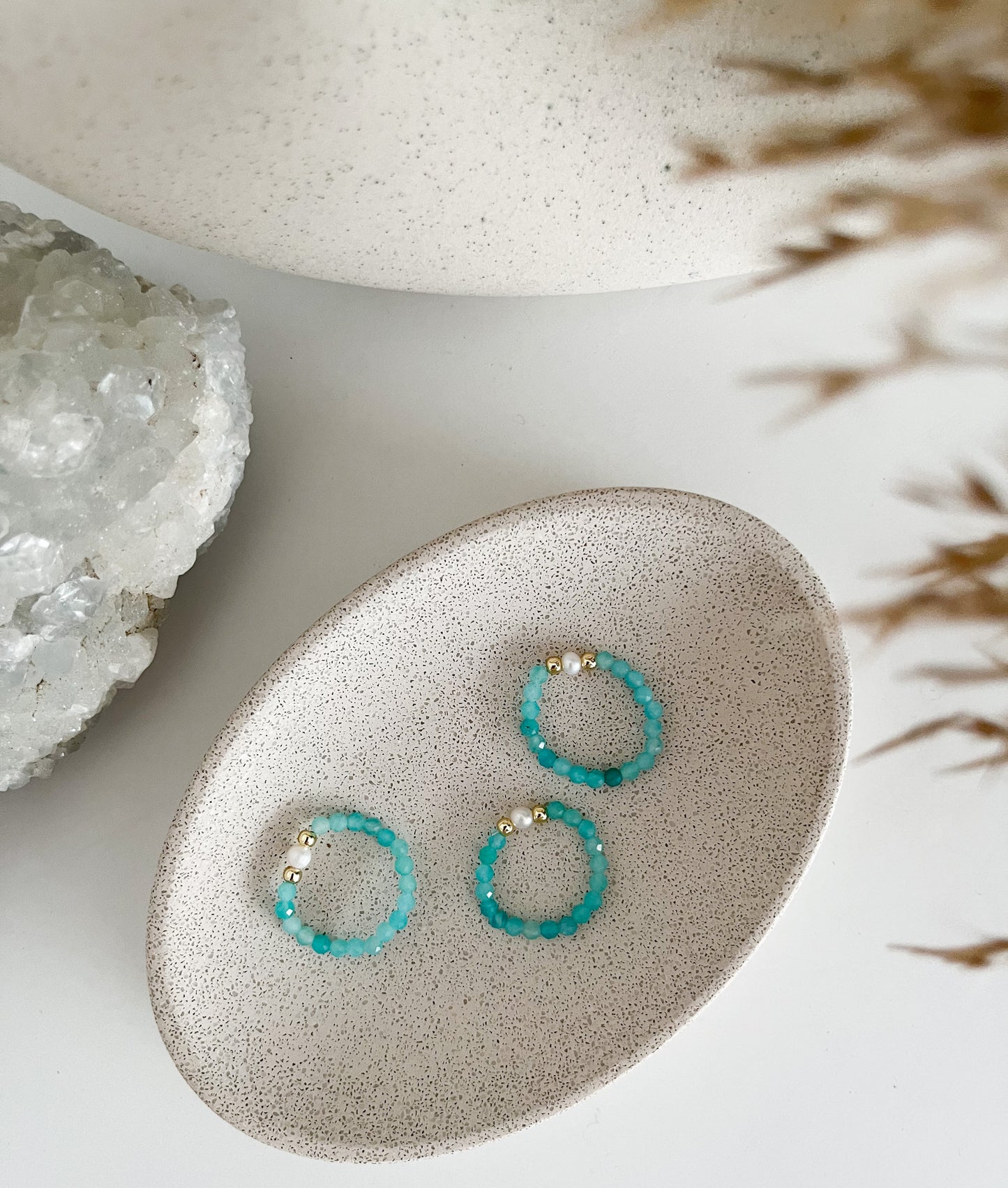 Elastikringe in verschiedenen Steinsorten mit Perle und goldfarbenen Elementen