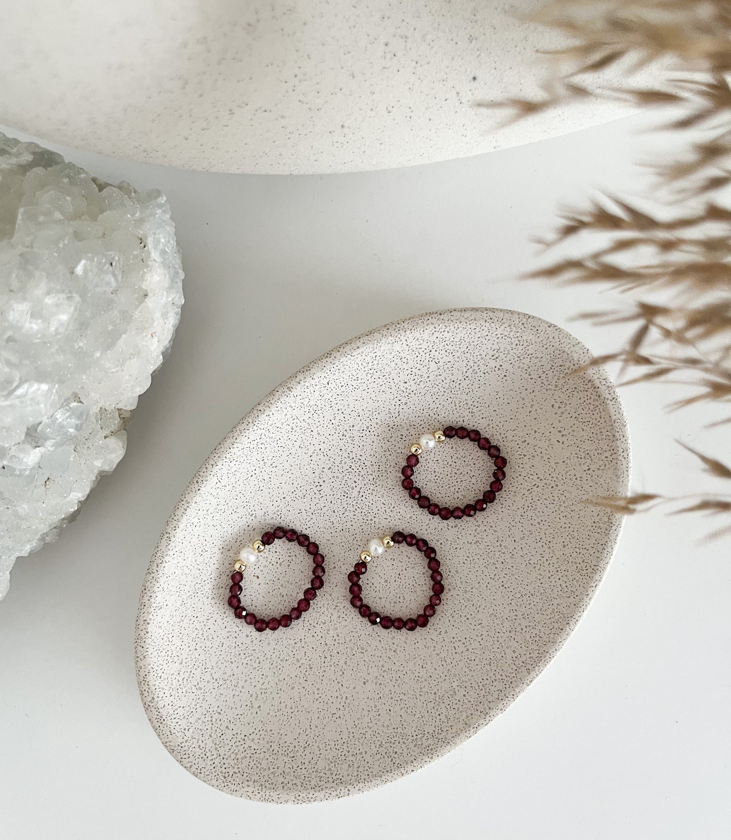 Elastikringe in verschiedenen Steinsorten mit Perle und goldfarbenen Elementen