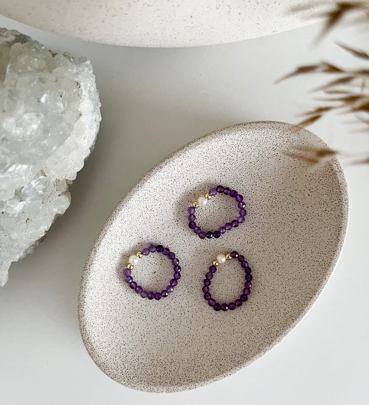 Elastikringe in verschiedenen Steinsorten mit Perle und goldfarbenen Elementen