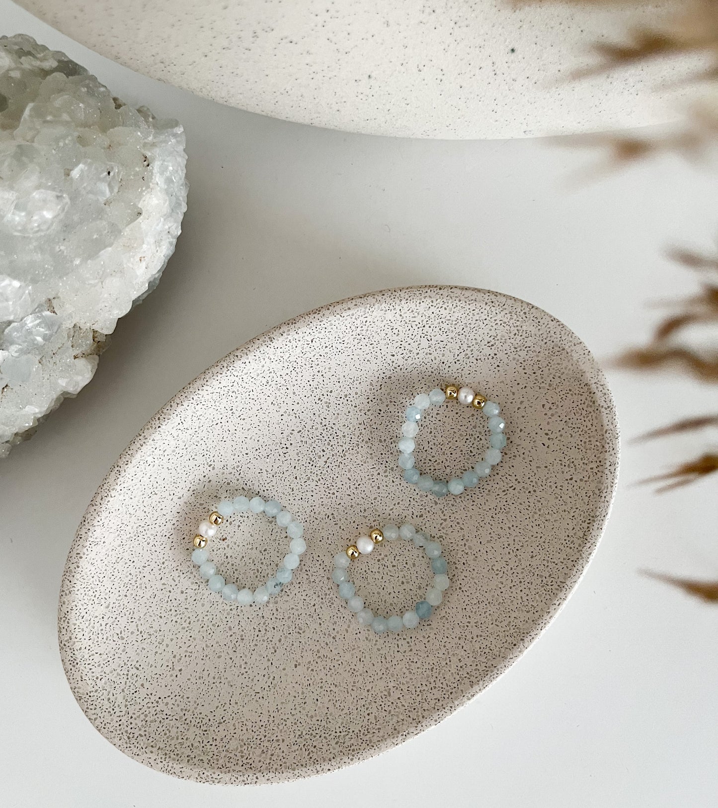 Elastikringe in verschiedenen Steinsorten mit Perle und goldfarbenen Elementen