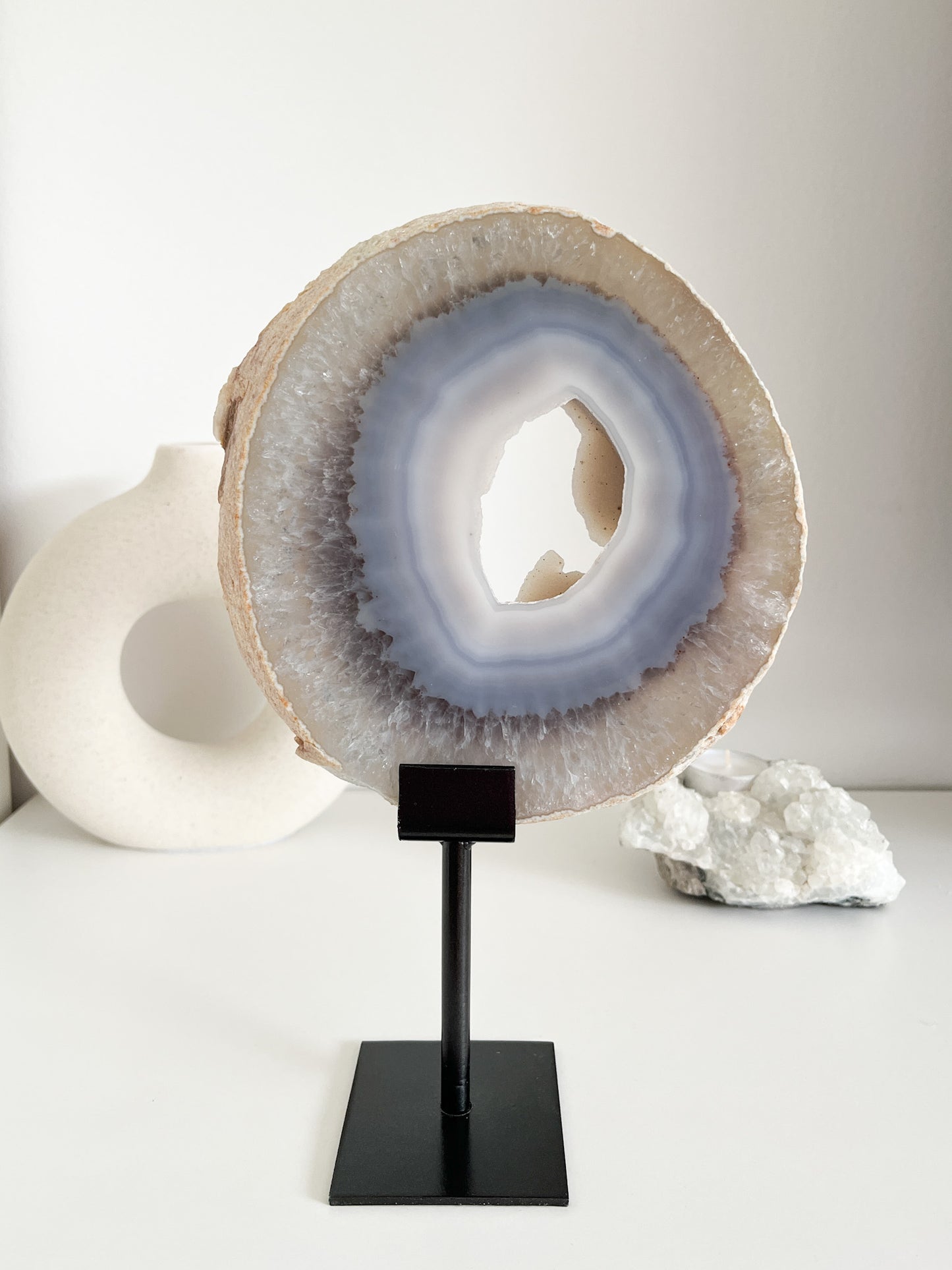 Sehr schöne "druzy" Achat Scheibe auf Ständer