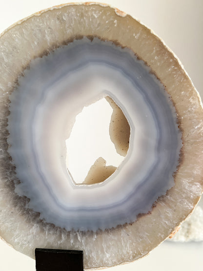 Sehr schöne "druzy" Achat Scheibe auf Ständer
