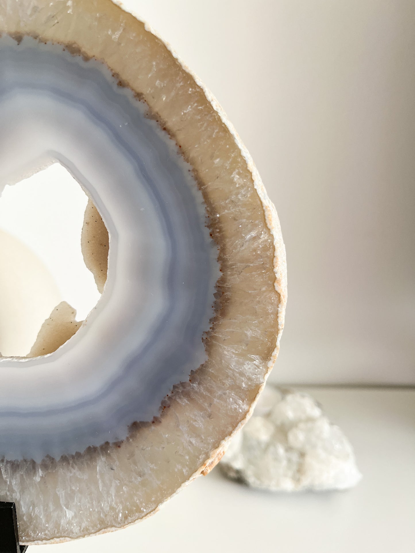 Sehr schöne "druzy" Achat Scheibe auf Ständer