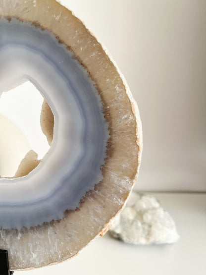 Sehr schöne "druzy" Achat Scheibe auf Ständer