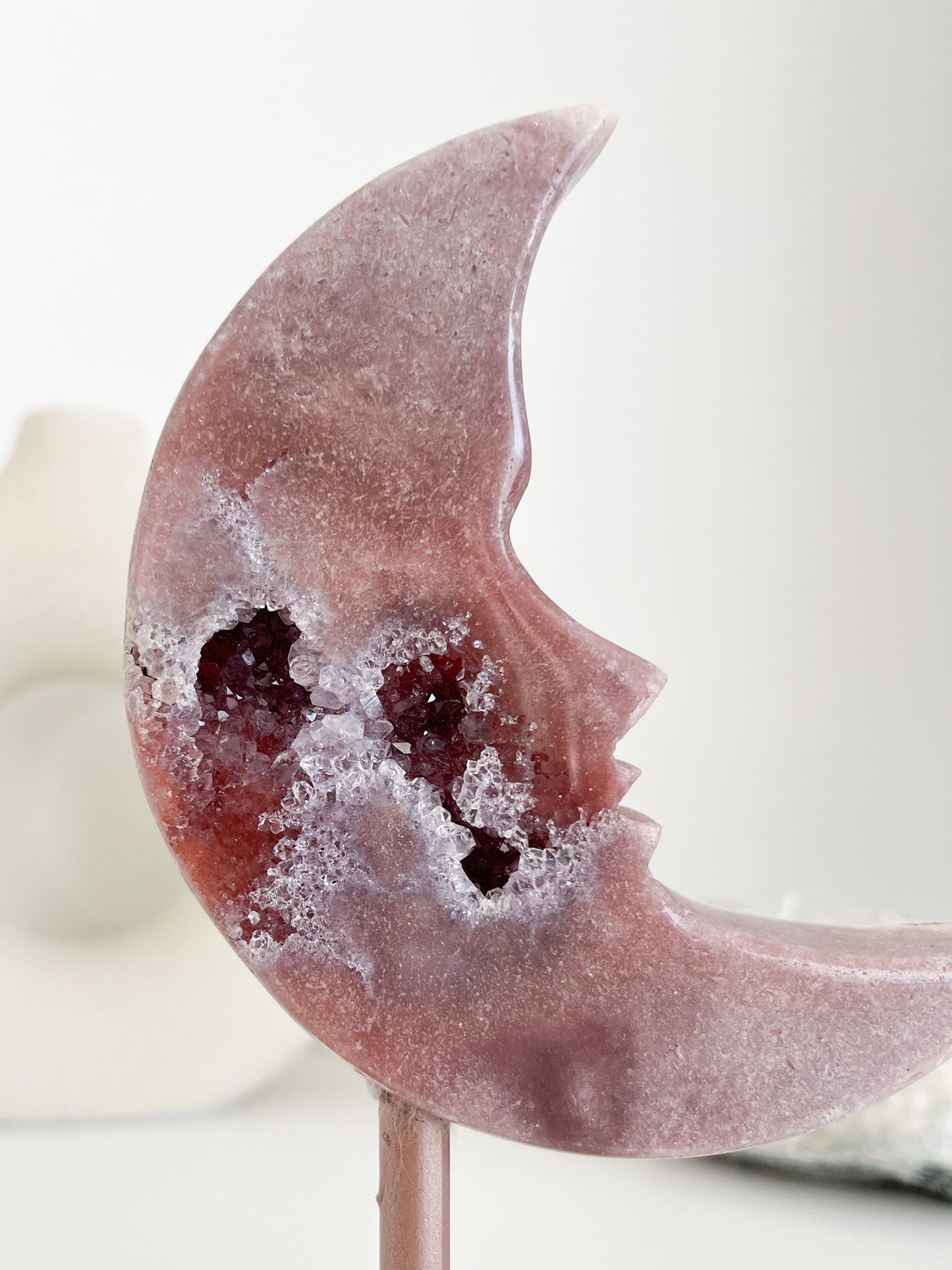 Toller Rosa 🩷Amethyst Mond auf rosé-goldfarbenem Ständer